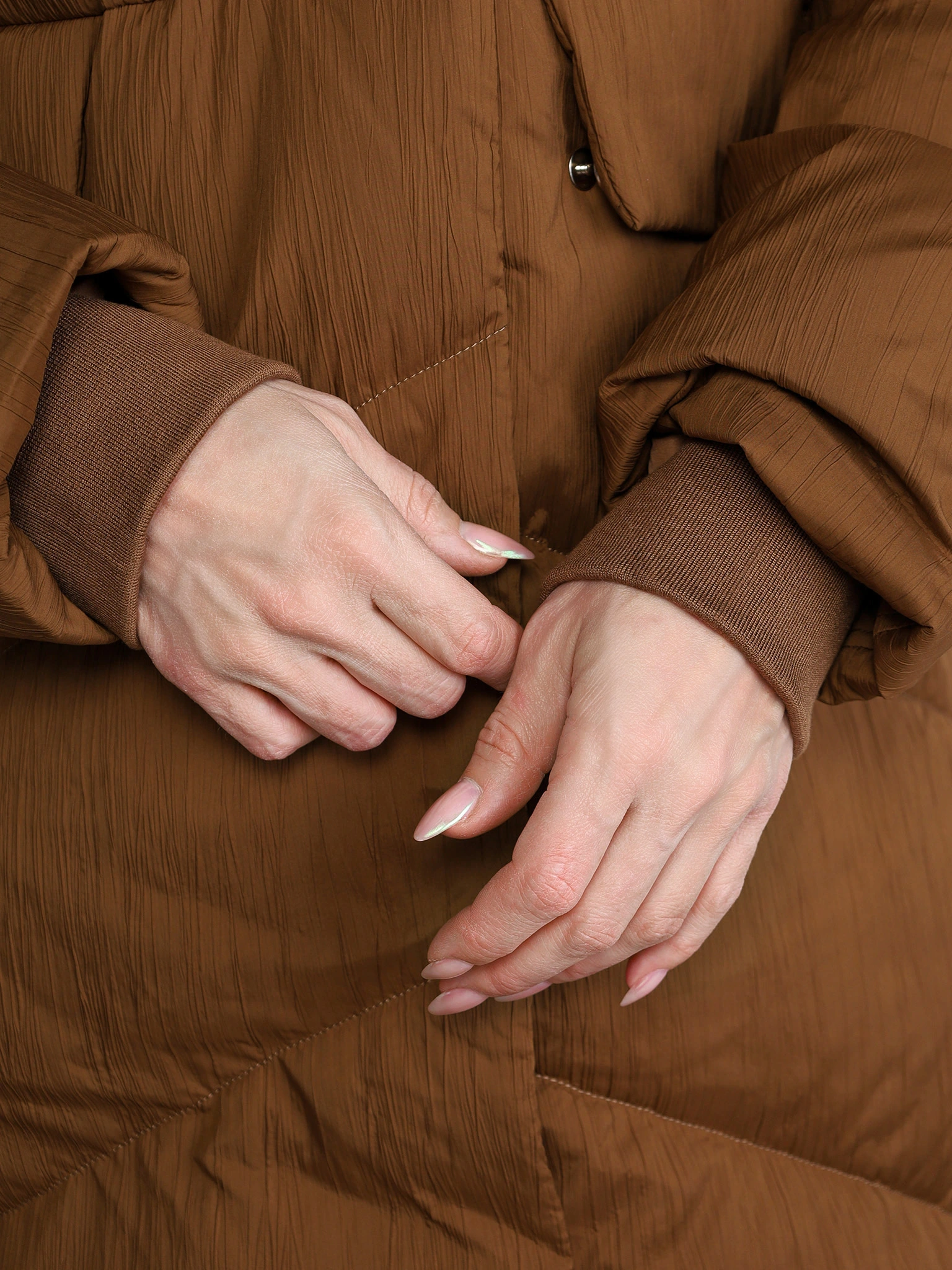 Пуховик светло-коричневого цвета с капюшоном